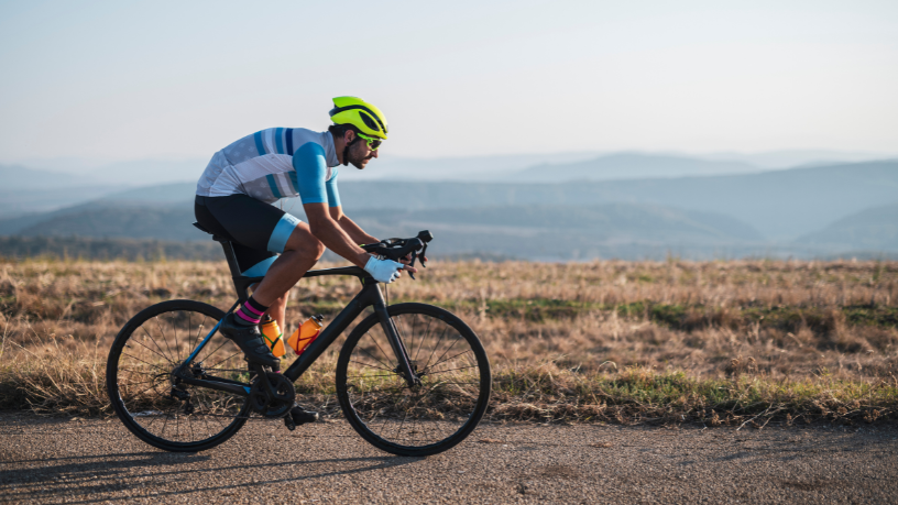 Ciclista de estrada em paisagem
